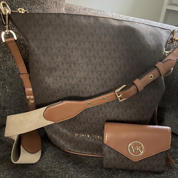 Michael Kors Brooke Brown Signature Bucket Handbag Bag & Matching Wallet Set - Picture 2 of 7